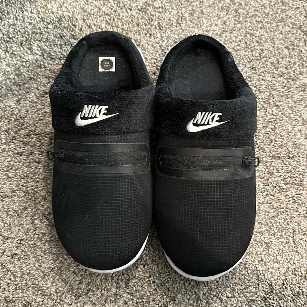 Nike women’s slippers size 7